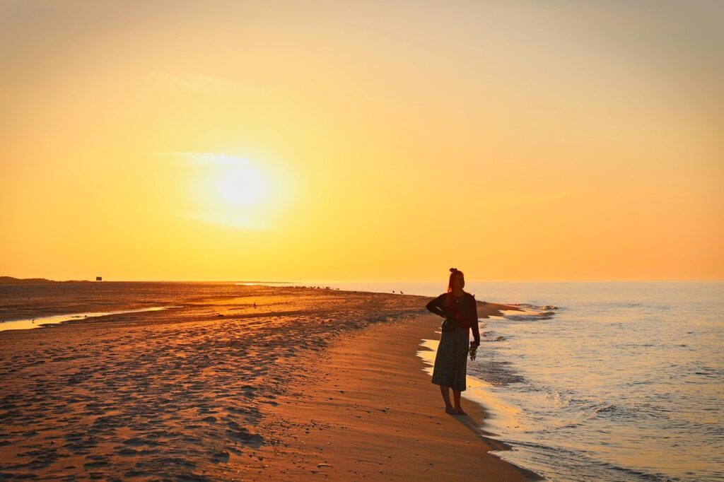 strand, solnedgang, kyst, sand, kystlinje, bred, strandkant, hav, ocean, Nordsøen, landskab, natur, rejsemål, horisont, skyline, Skagen, Jylland, Danmark, kvinde, pige, turist, alene, Skagen, Skagen, Skagen, Skagen, Skagen, Danmark, alene
