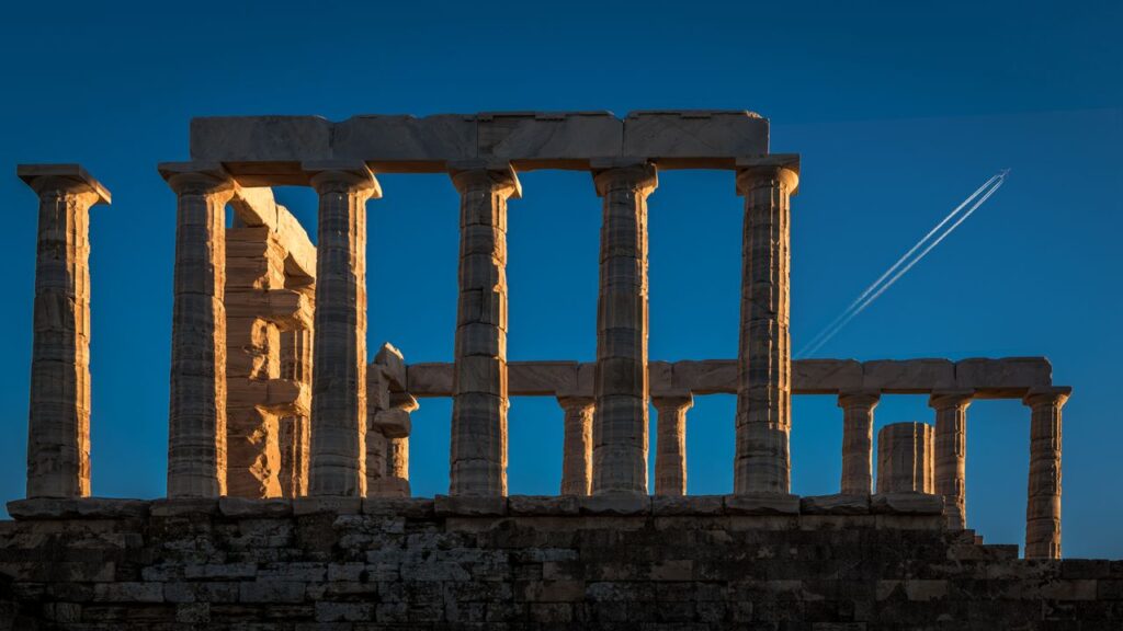Oplev de imponerende ruiner af Poseidontemplet ved Kap Sounion under en klar blå himmel.