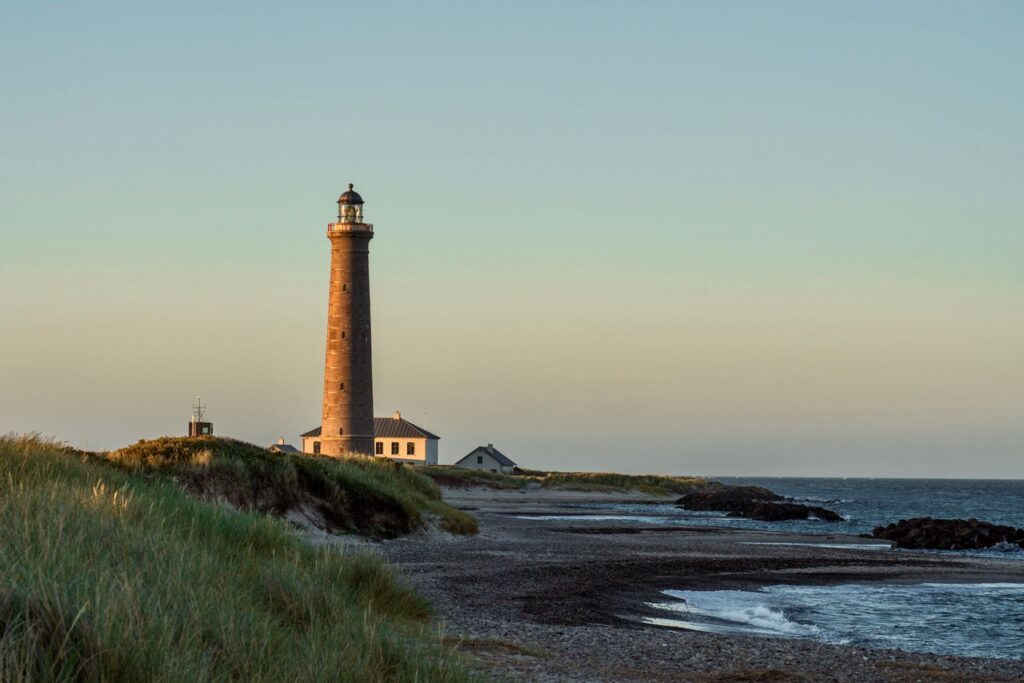 Smuk udsigt over Skagen Fyr ved solnedgang med Nordsøen i baggrunden
