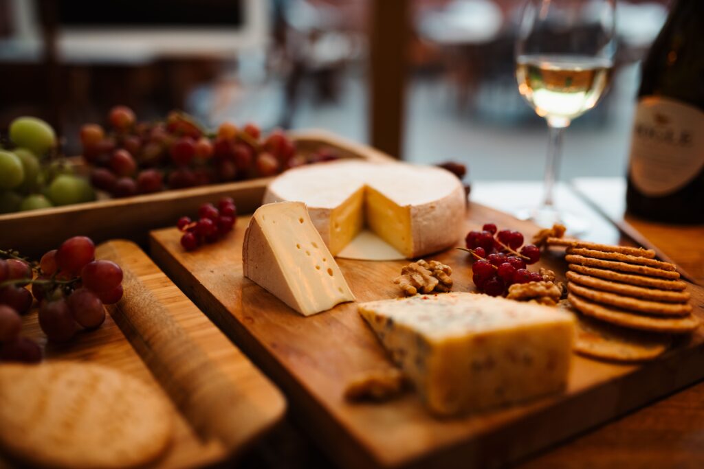 Elegant ostebord med vin, druer og nødder i Liseleje, Danmark