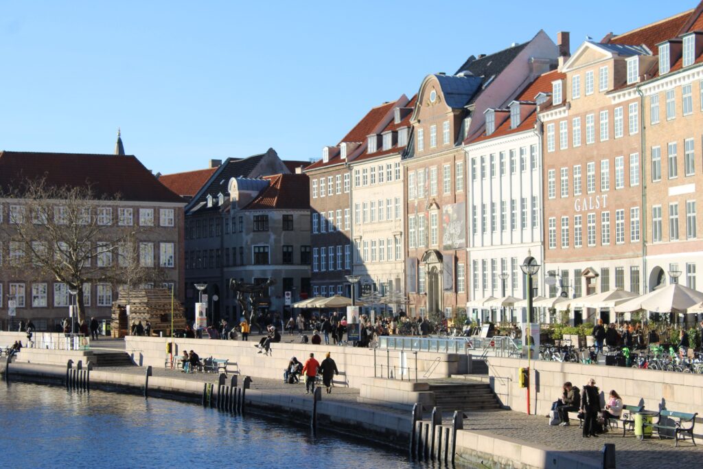 Solrig vinterdag langs Københavns havnefront med historiske bygninger