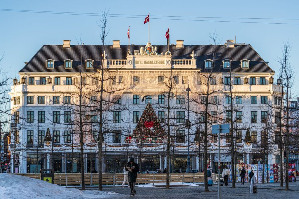 Ikoniske Hotel D’Angleterre pyntet med juledekorationer i vinterlige omgivelser i København.
