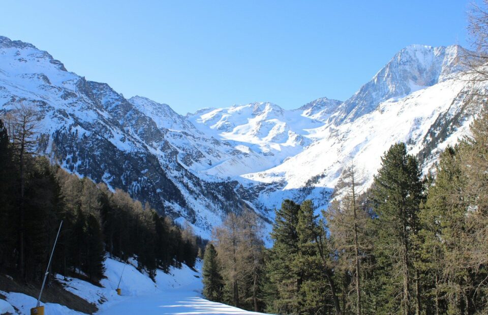 a snowy mountain range