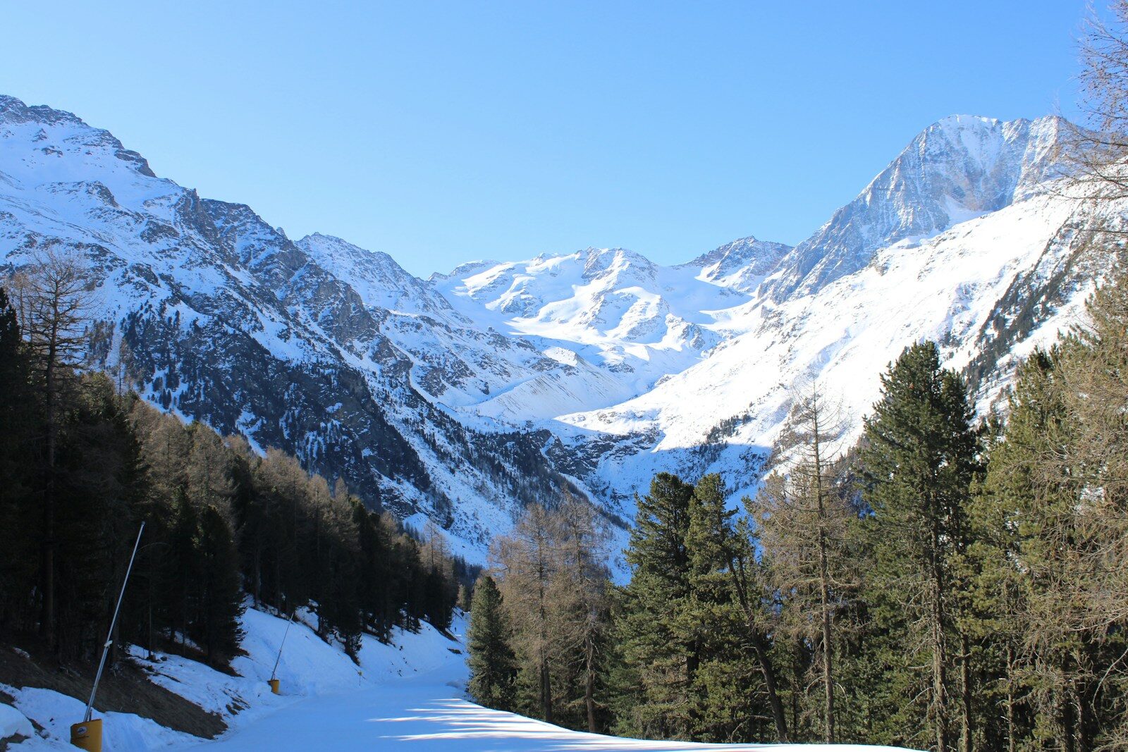 a snowy mountain range