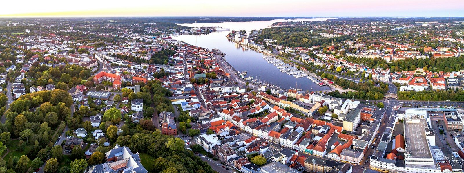 Udsigt over Flensborgs havn og den gamle by