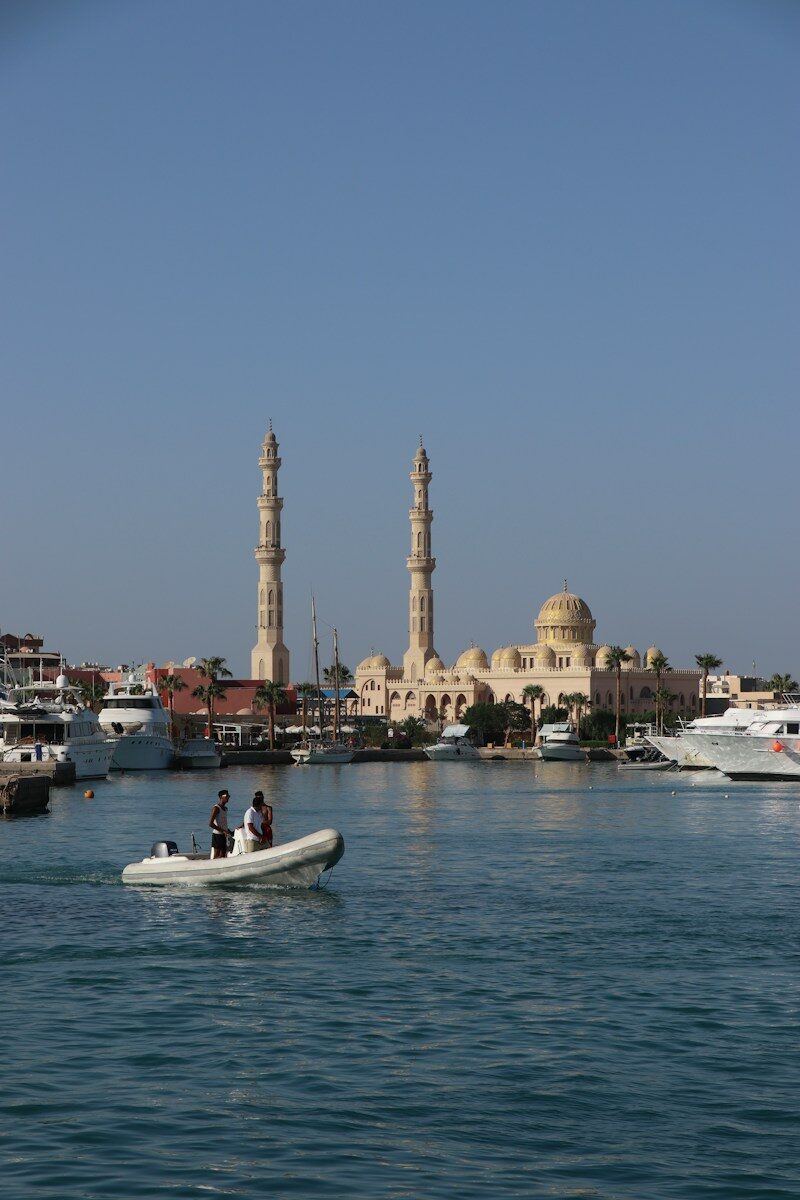 Både i Hurghadas havn med en moskés kupler og minareter i baggrunden