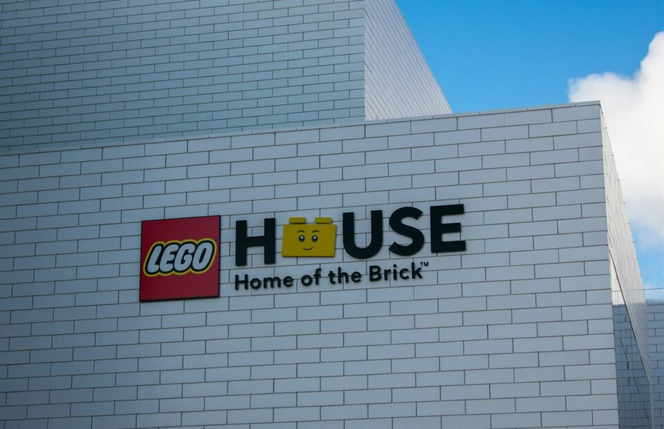 Hvid facade med LEGO House-logo i Billund