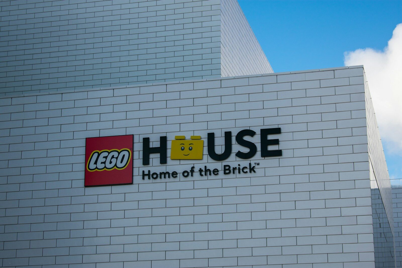 Hvid facade med LEGO House-logo i Billund