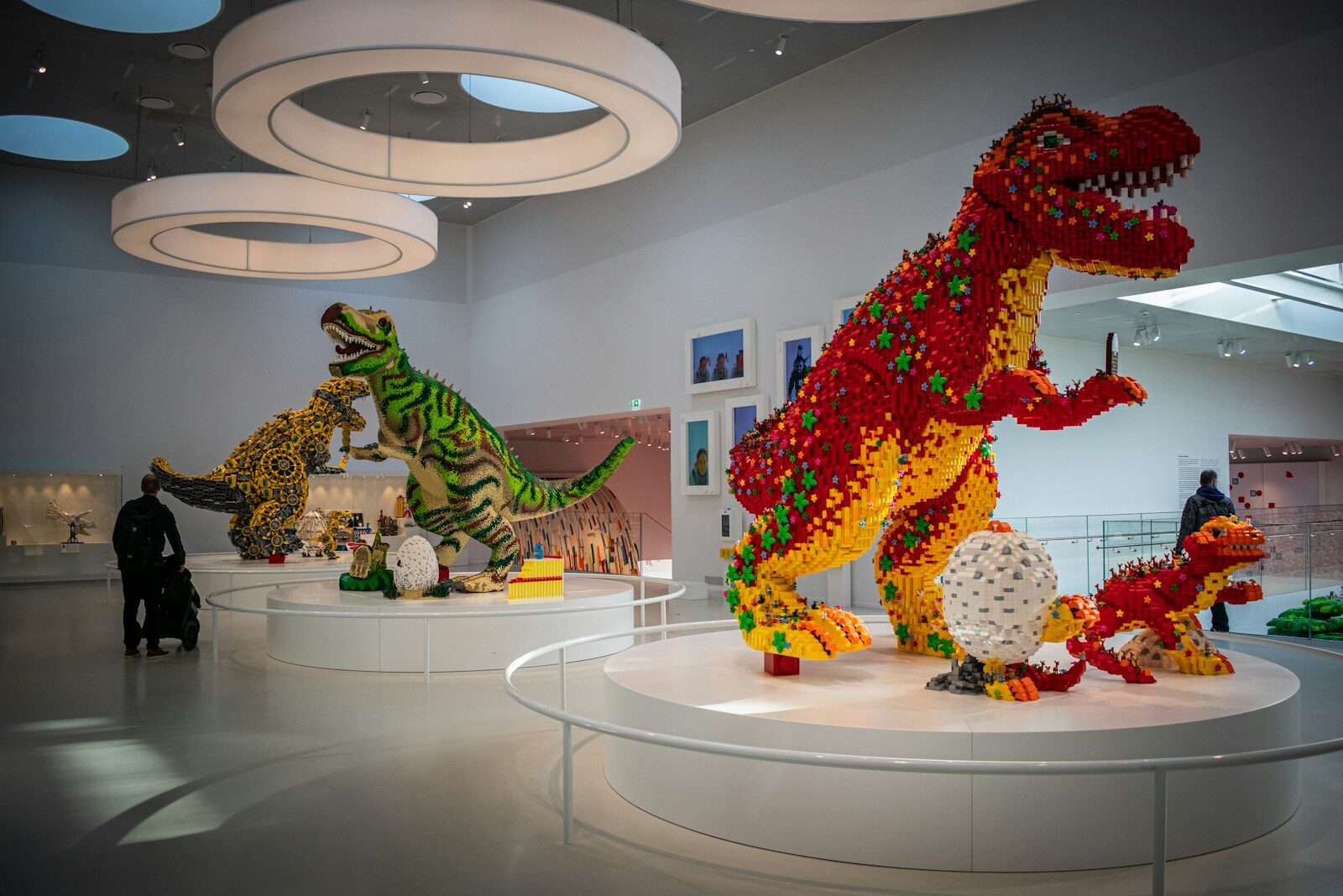 Farverige dinosaurer bygget af LEGO klodser i LEGO House