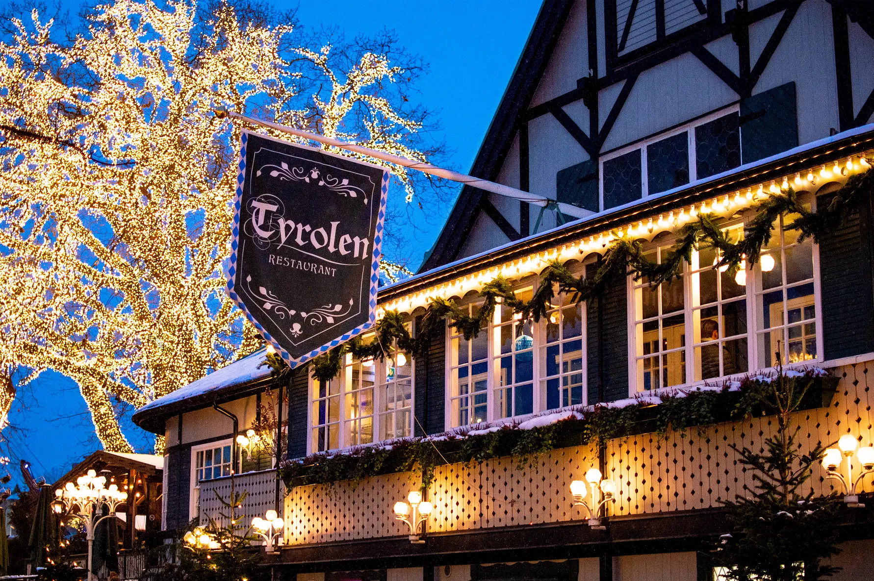 Restauranten Tyrolen i Liseberg med granguirlander og julelys i træerne