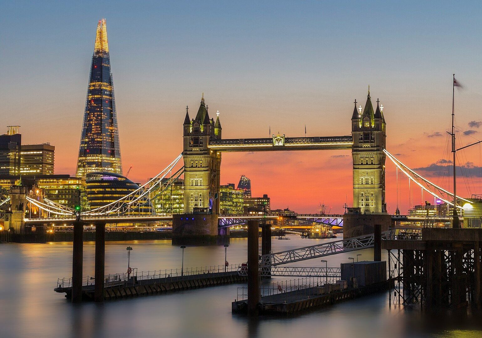 Tower Bridge og The Shard ved Themsen i London i solnedgang