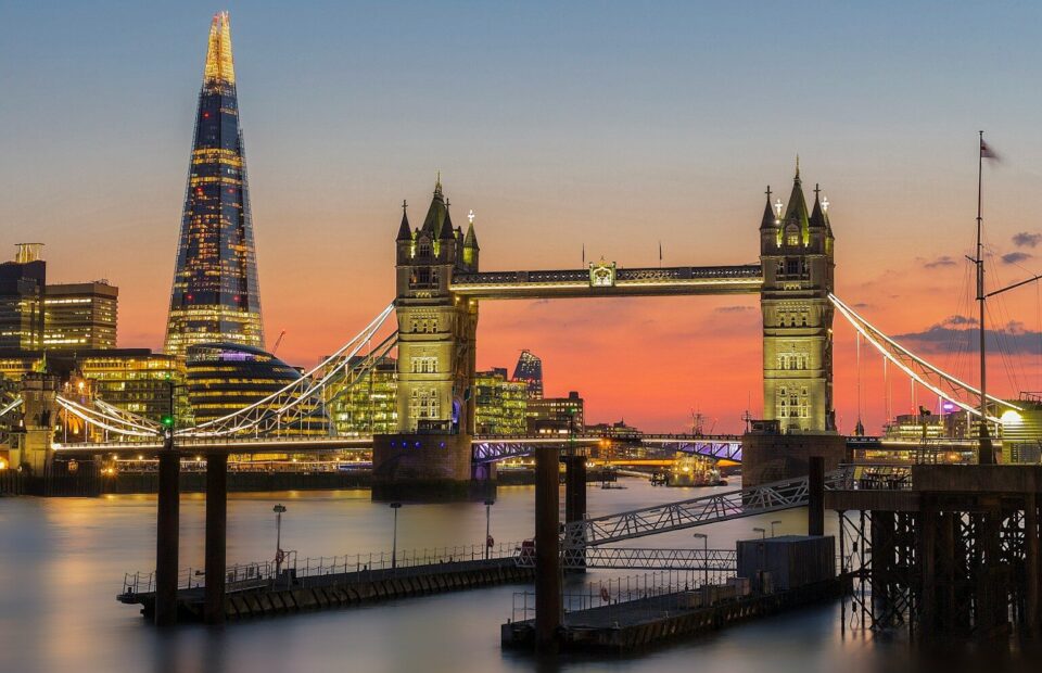 Tower Bridge og The Shard ved Themsen i London i solnedgang