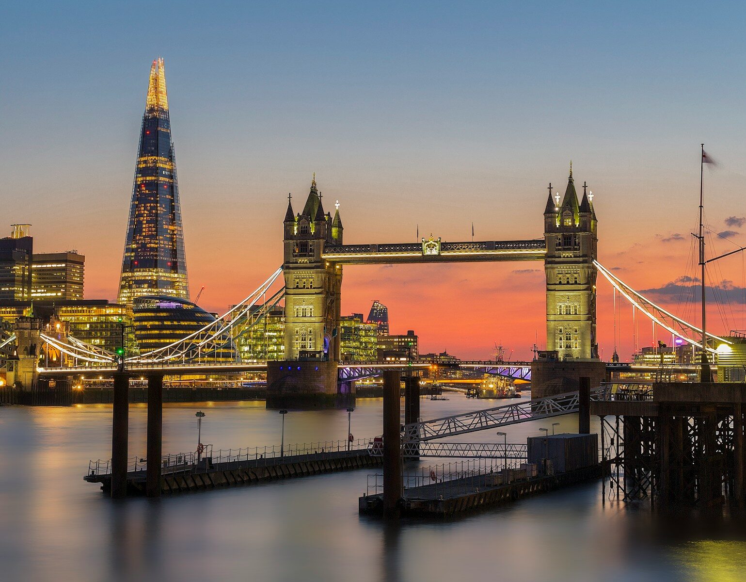 Tower Bridge og The Shard ved Themsen i London i solnedgang