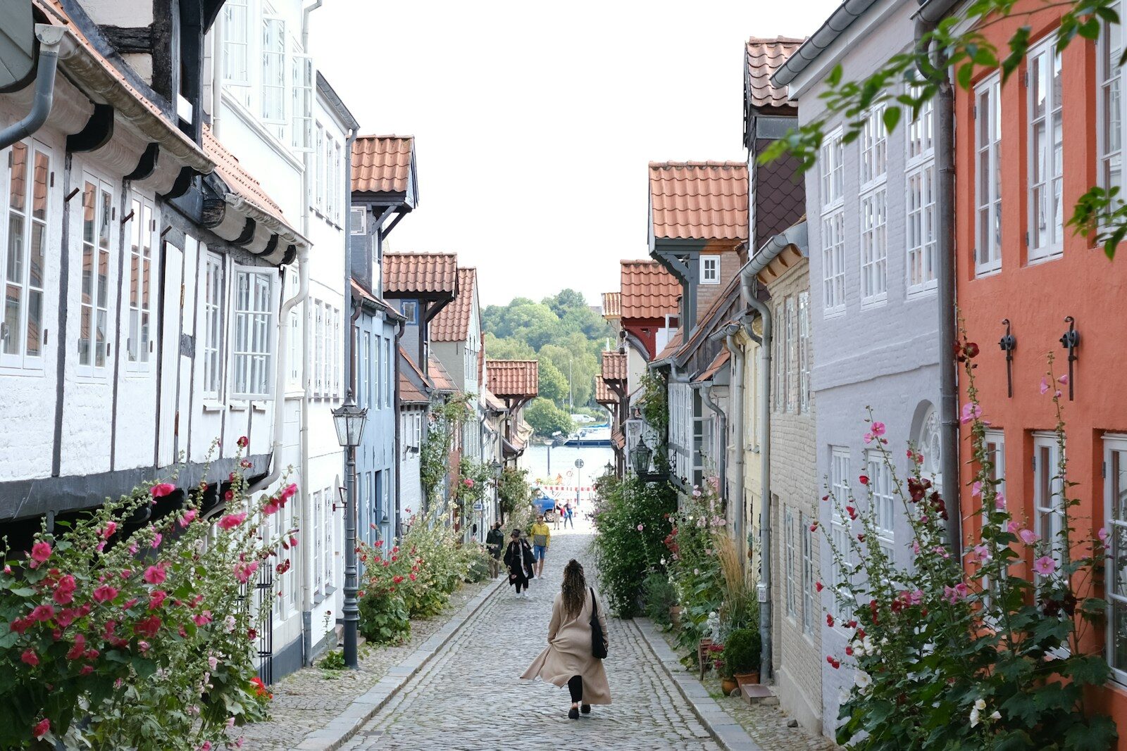 Brostensbelagt gade med farvede huse i Flensborg