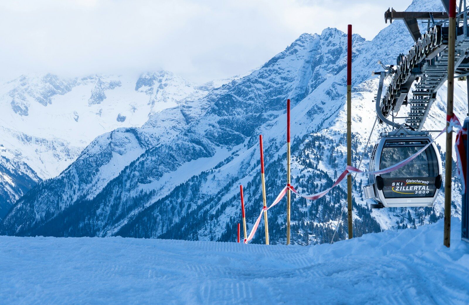 Skilift over sneklædte bjergsider ved Mayrhofen