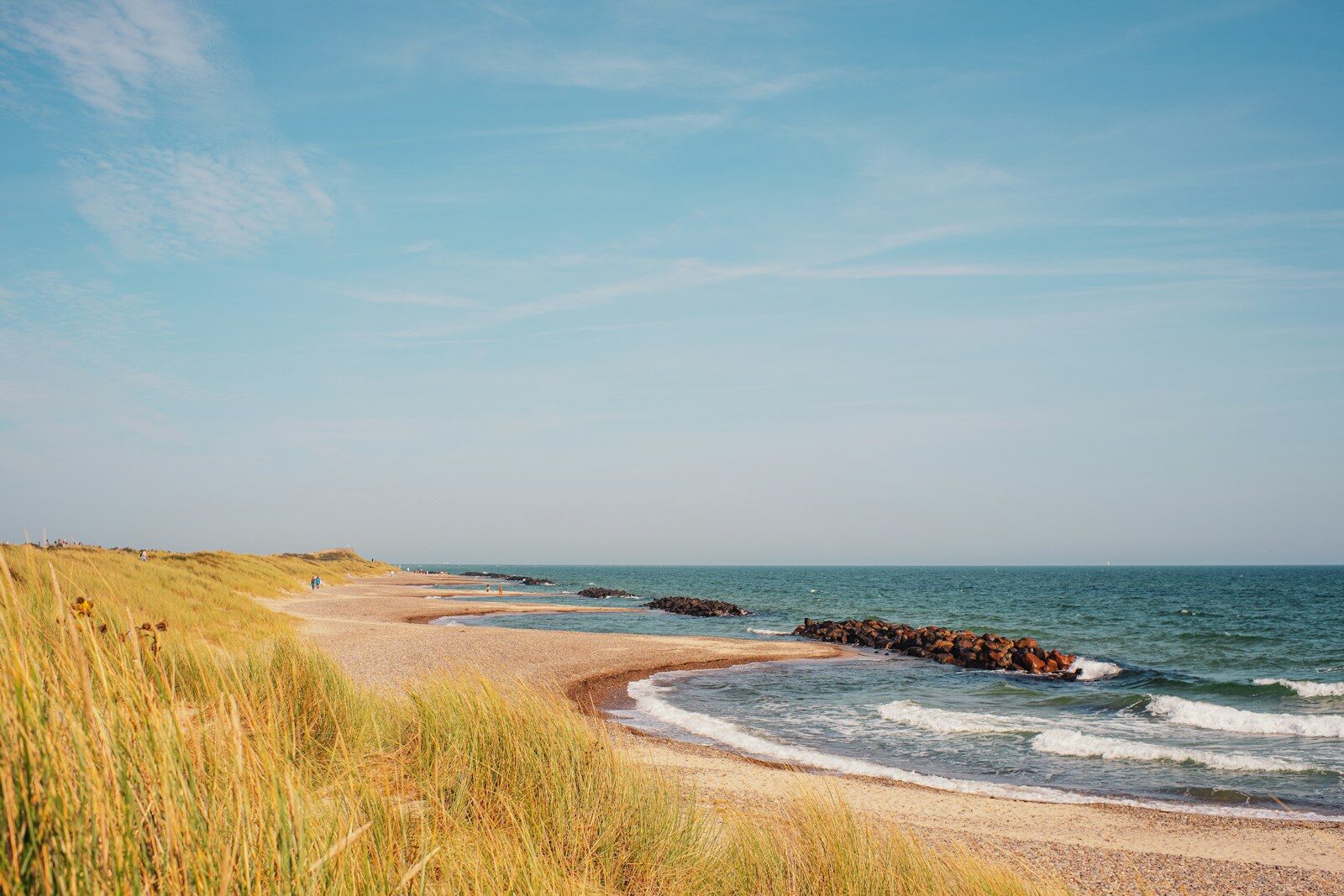 Sandstrand, klitter og bølger ved Skagens kyst