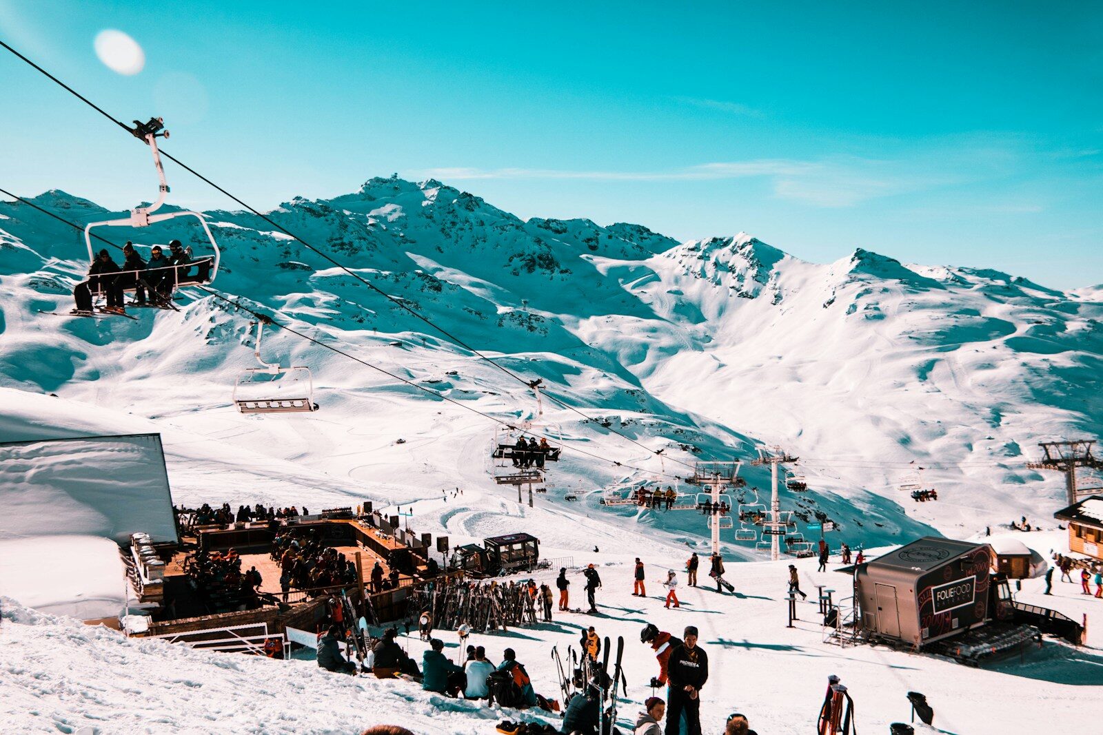 Skiløbere, stolelift og sneklædte bjerge i Val Thorens