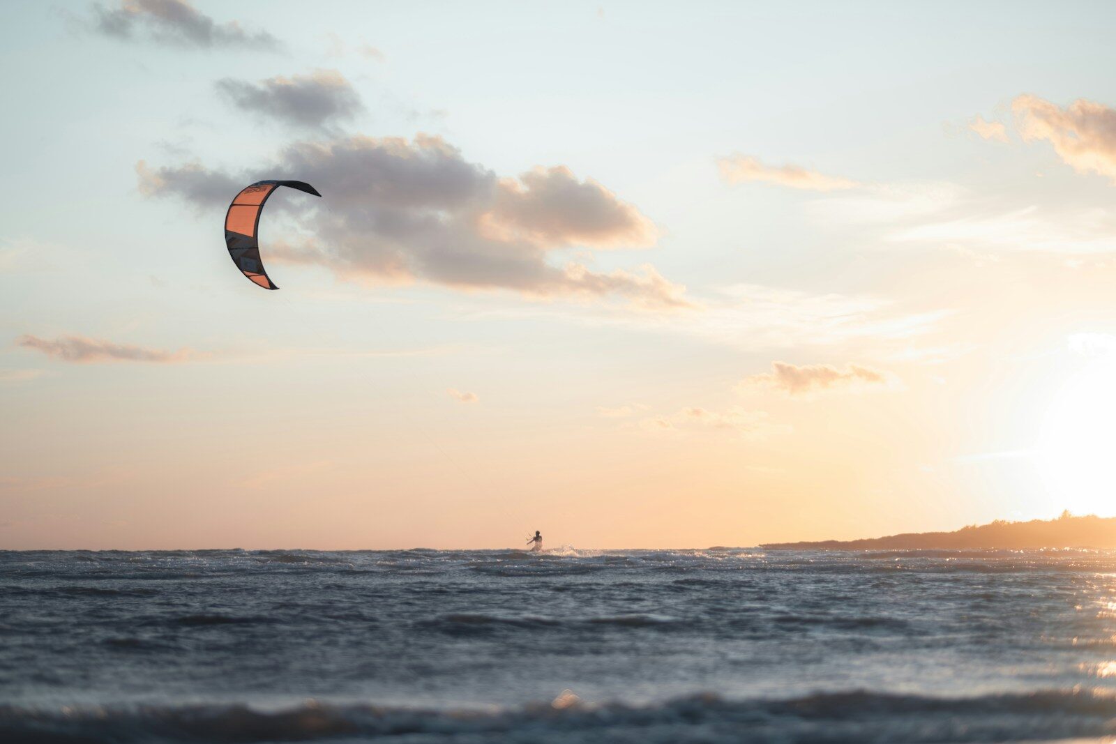 Kitesurfer på havet ved Varberg i aftensolen